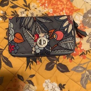 Selling a Wallet that’s from Vera Bradley!